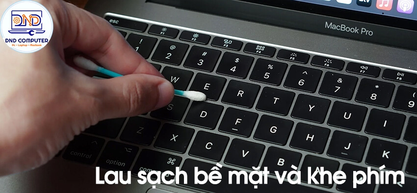 Lau sạch bề mặt v&agrave; khe b&agrave;n ph&iacute;m